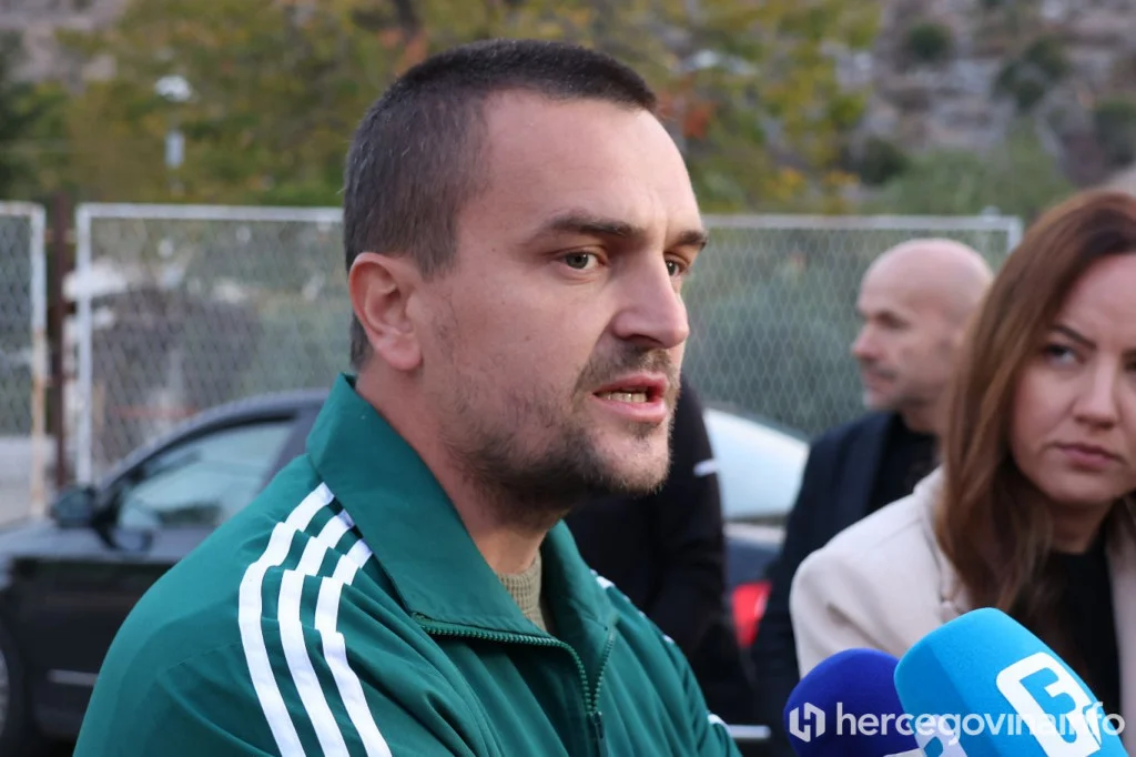 Devetnaest otpuštenih radnika Komunalnog Mostar jutros se okupilo u Opinama i vratilo na posao na temelju privremenih sudskih mjera.