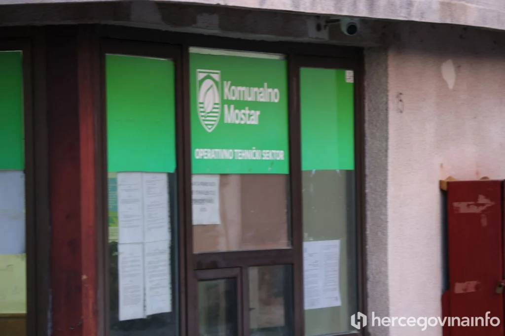 Devetnaest otpuštenih radnika Komunalnog Mostar jutros se okupilo u Opinama i vratilo na posao na temelju privremenih sudskih mjera.