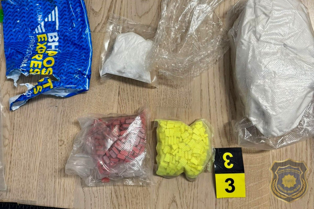 FUP je u akciji Jezero u Sarajevu uhitio dvije osobe i pronašao više od 10 kg tvari koje nalikuju drogi, 3.000 tableta, snajperske puške i UZI.
