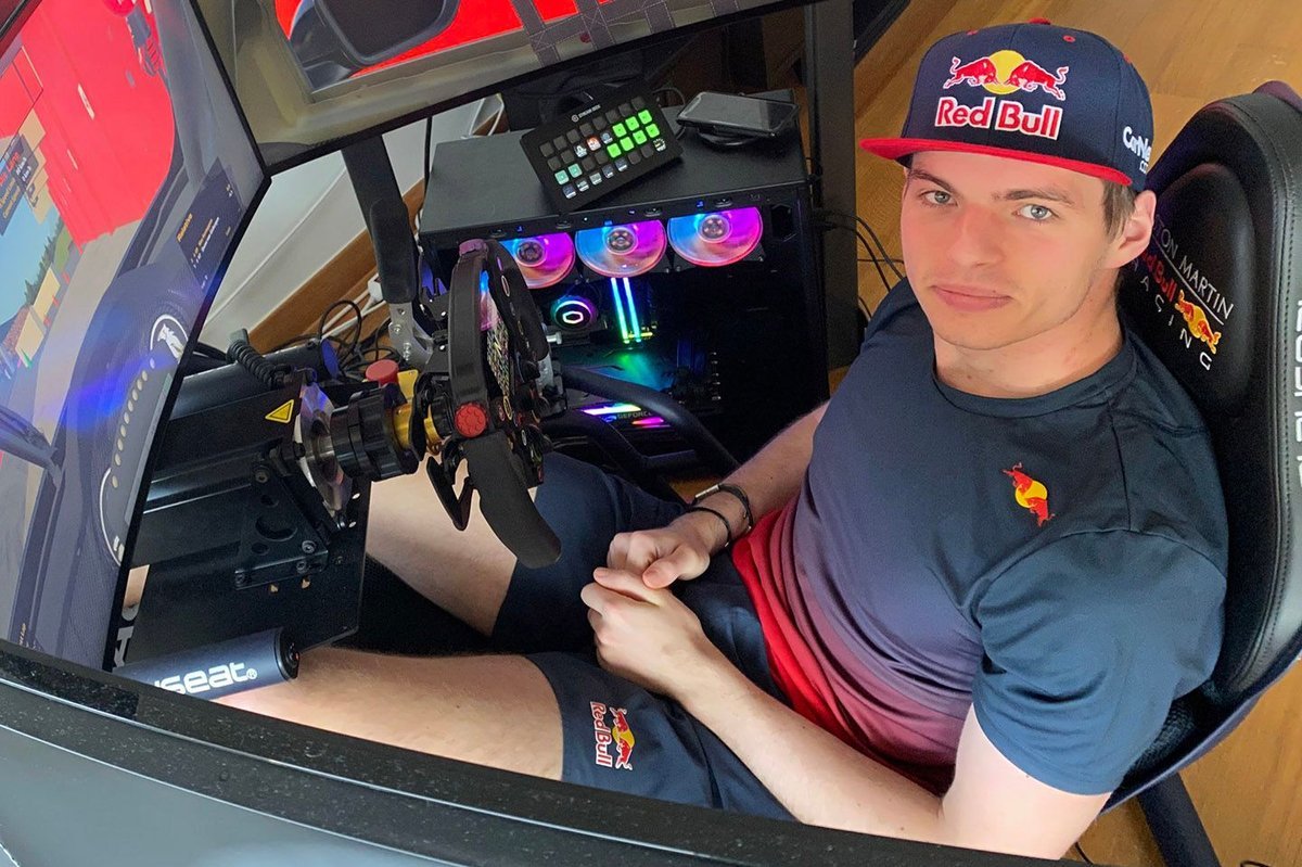 Četverostruki prvak svijeta u Formuli 1 Max Verstappen za simulatorom 