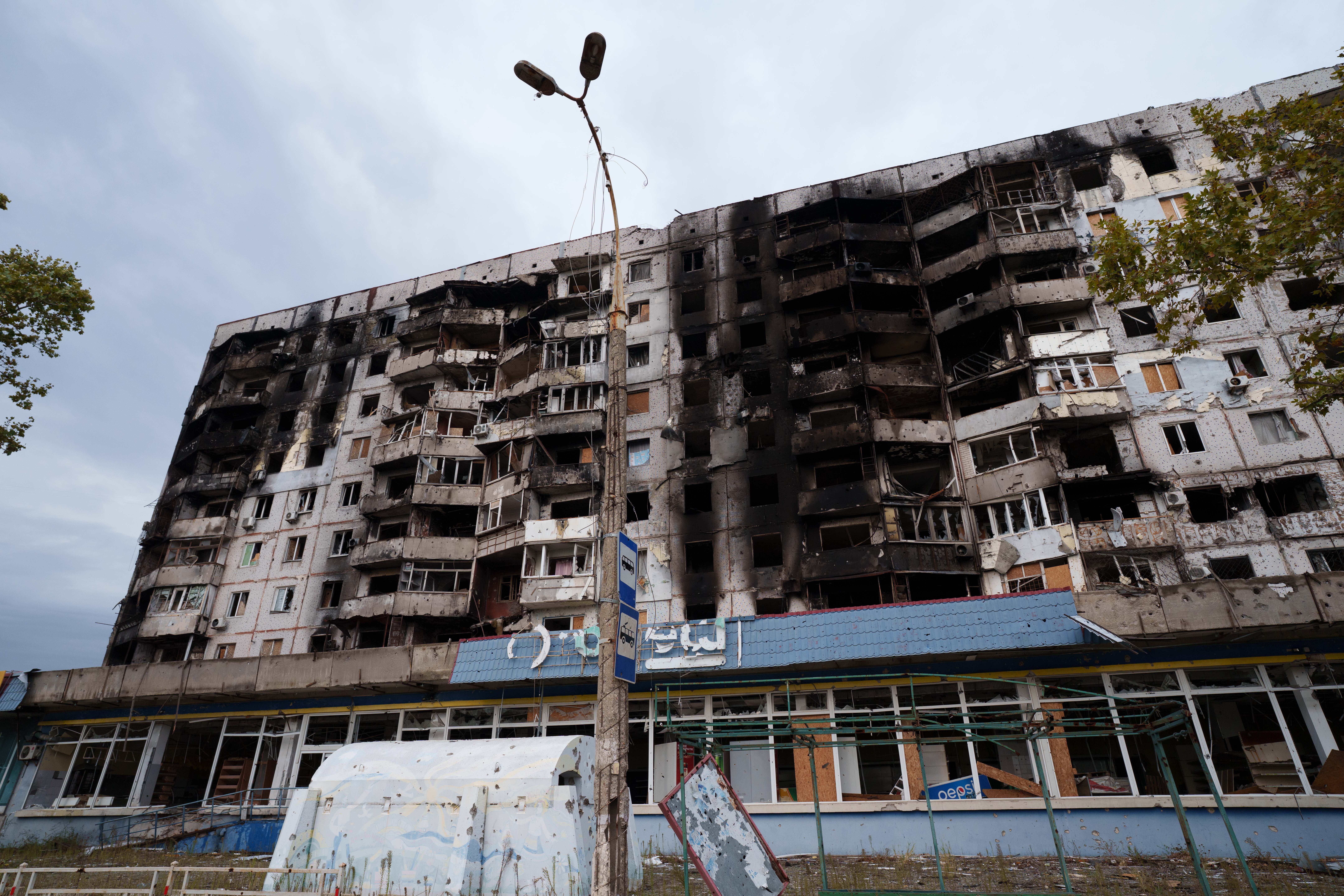 Stambena zgrada oštećena u ruskim napadima u Oleshky, u Khersonu, 29. listopada