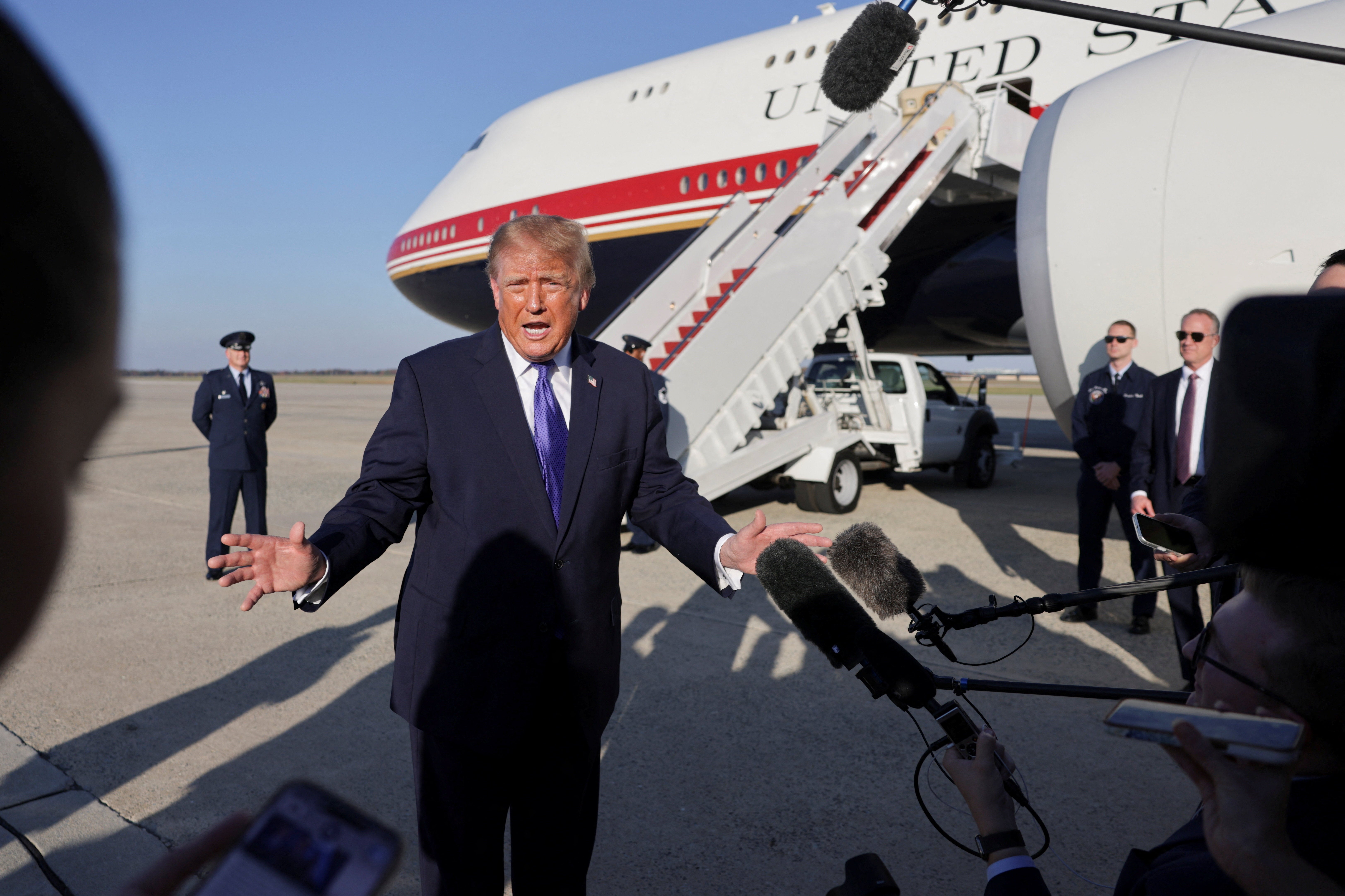 Donald Trump nazvao je novinara 'odvratnim' i rekao da su 'izgledali kao pakao' kad su ga upitali zašto je otkazao predizborni skup u Kansasu nekoliko dana prije izbornog dana, dok je odnos snaga u Kongresu bio u pitanju na sredini izbora