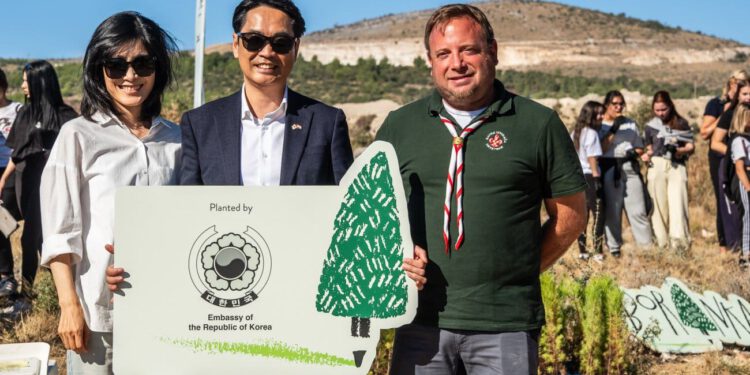 230 volontera vraća šumu iznad Trogira: U Planom sadio i veleposlanik Južne Koreje