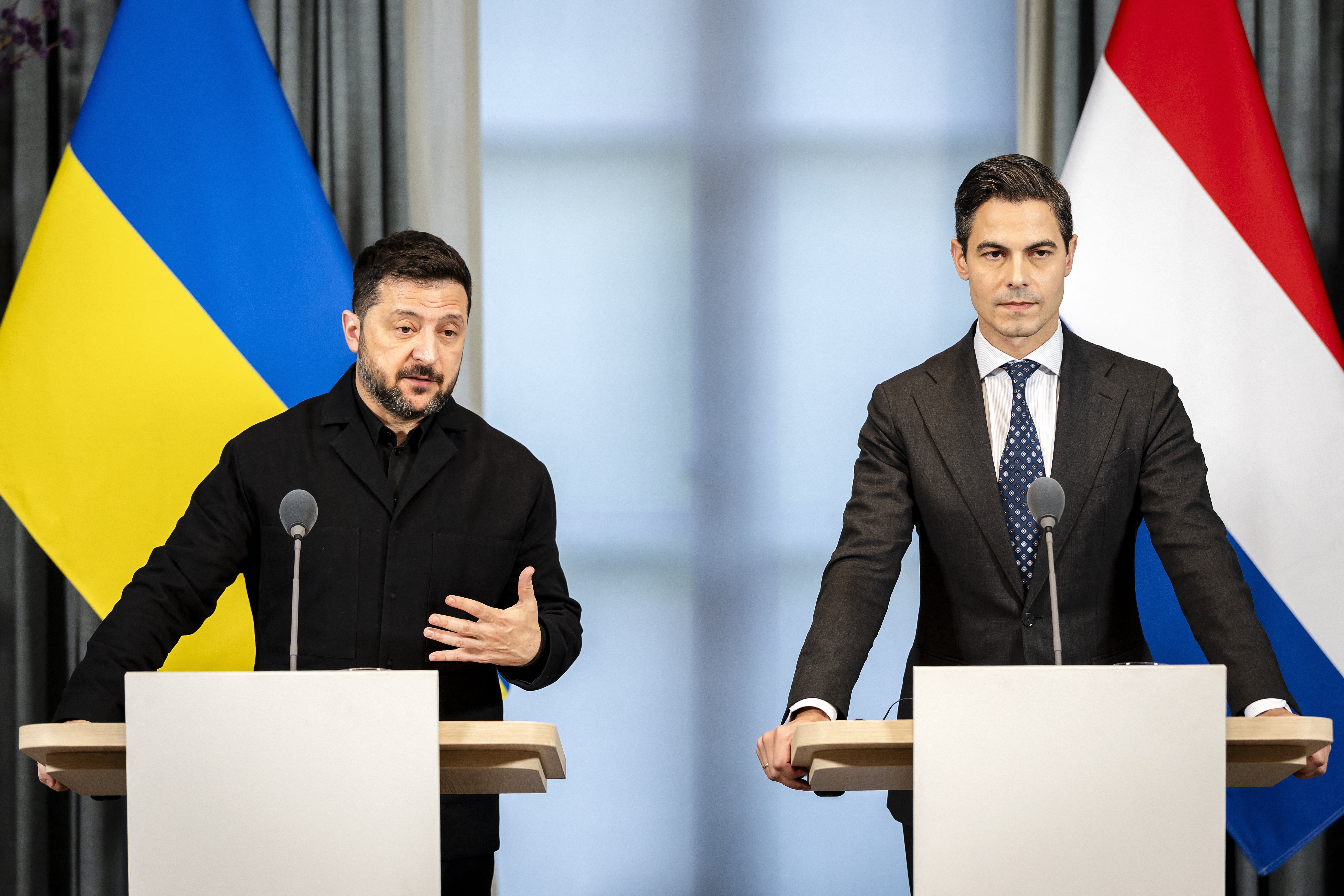 Nizozemski premijer Rob Jetten (desno) i ukrajinski predsjednik Volodymyr Zelensky nazočili su brifingu za novinare u Catshuisu nakon bilateralnog sastanka u Haagu