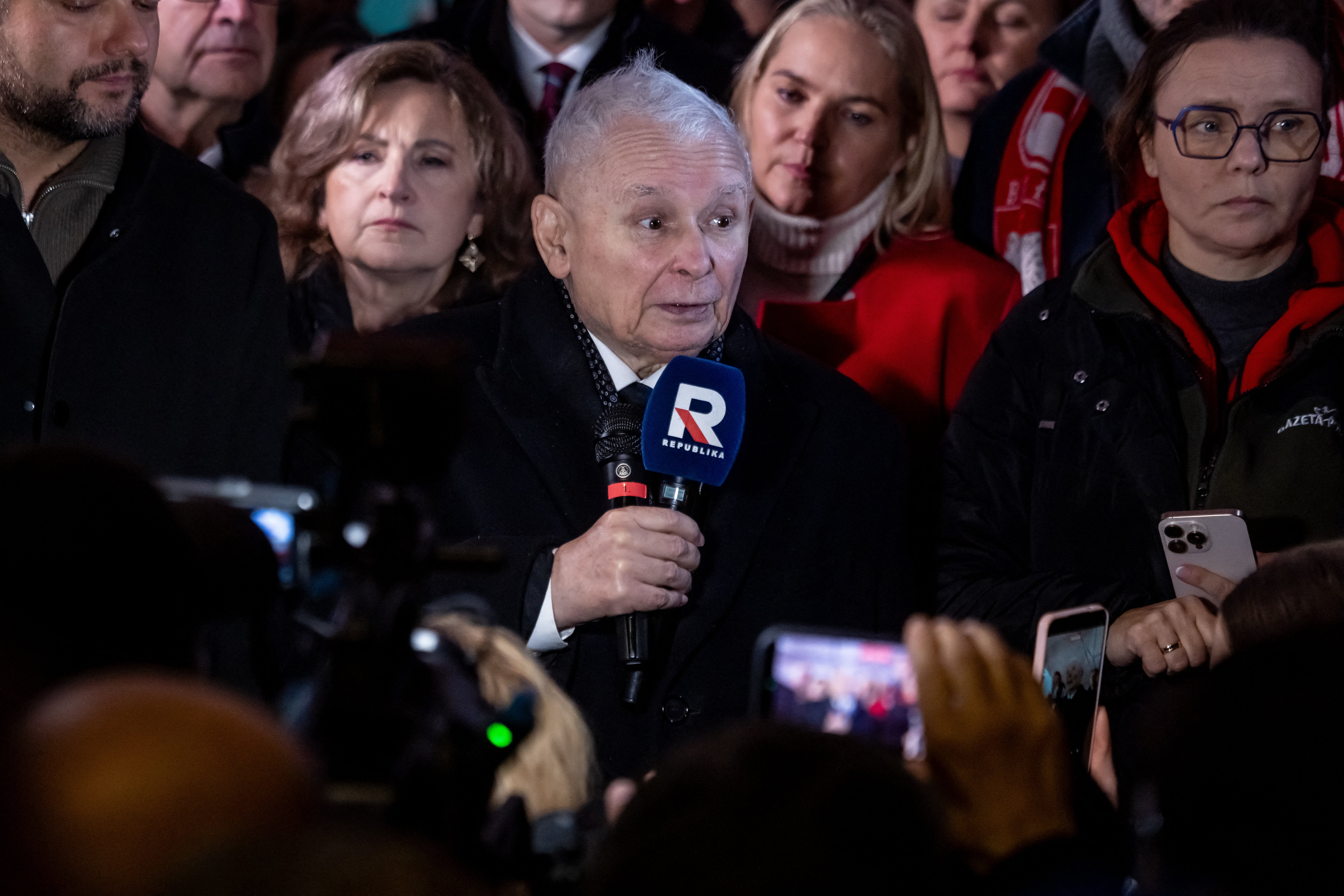 Bivši poljski premijer i čelnik oporbene stranke Pravo i pravda (PiS), Jaroslaw Kaczynski (C) govori dok se prosvjednici okupljaju ispred sjedišta poljskog Ustavnog suda u Varšavi nakon što je policija blokirala pristup zgradi 30. listopada 2026.