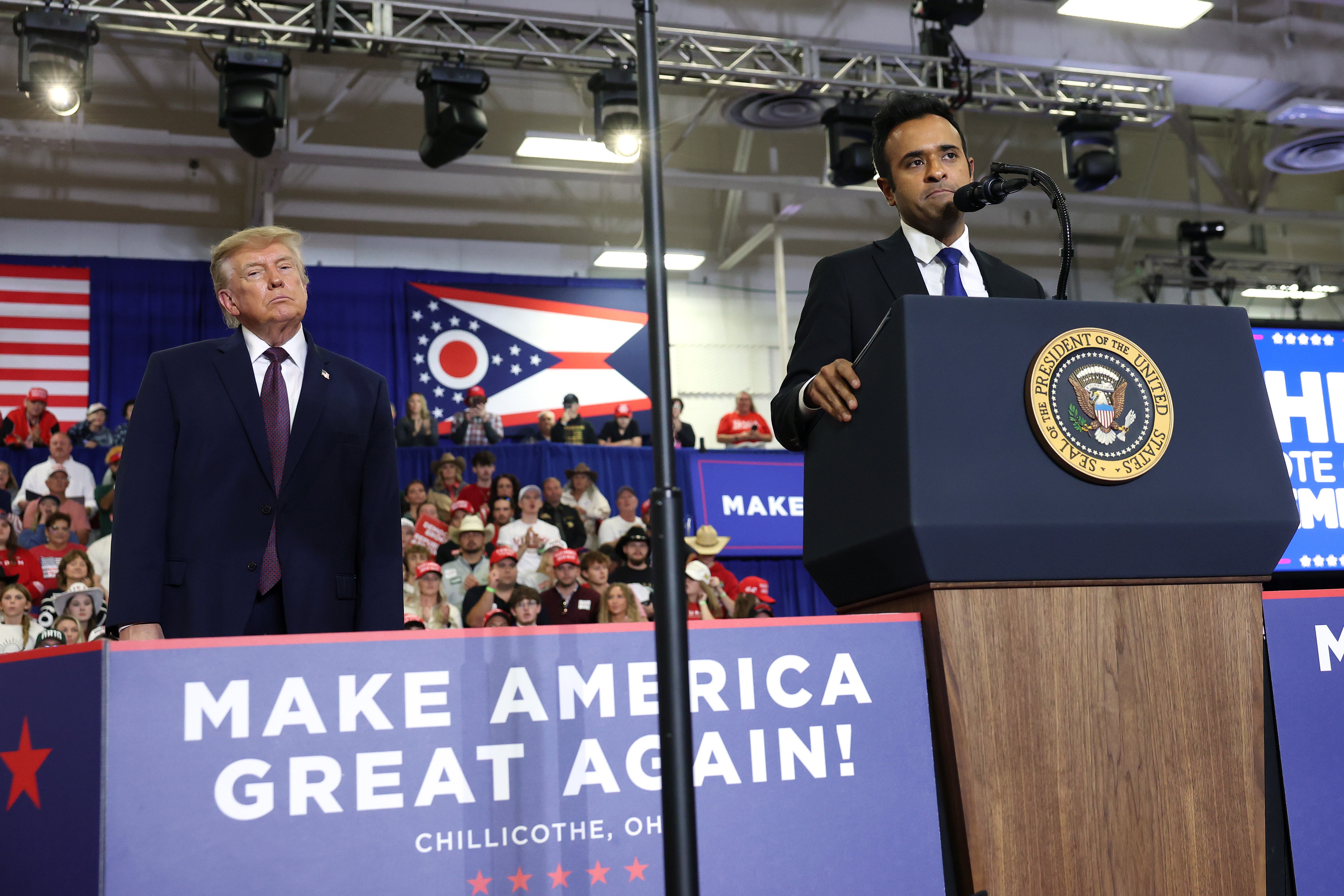 Predsjednik Donald Trump bio je domaćin skupova u crvenoj državi u nadi da će dobiti podršku za ljude poput kandidata za guvernera Ohija Viveka Ramaswamyja. Trump je pozvao svoje podupiratelje da se pretvaraju da je na glasačkom listiću