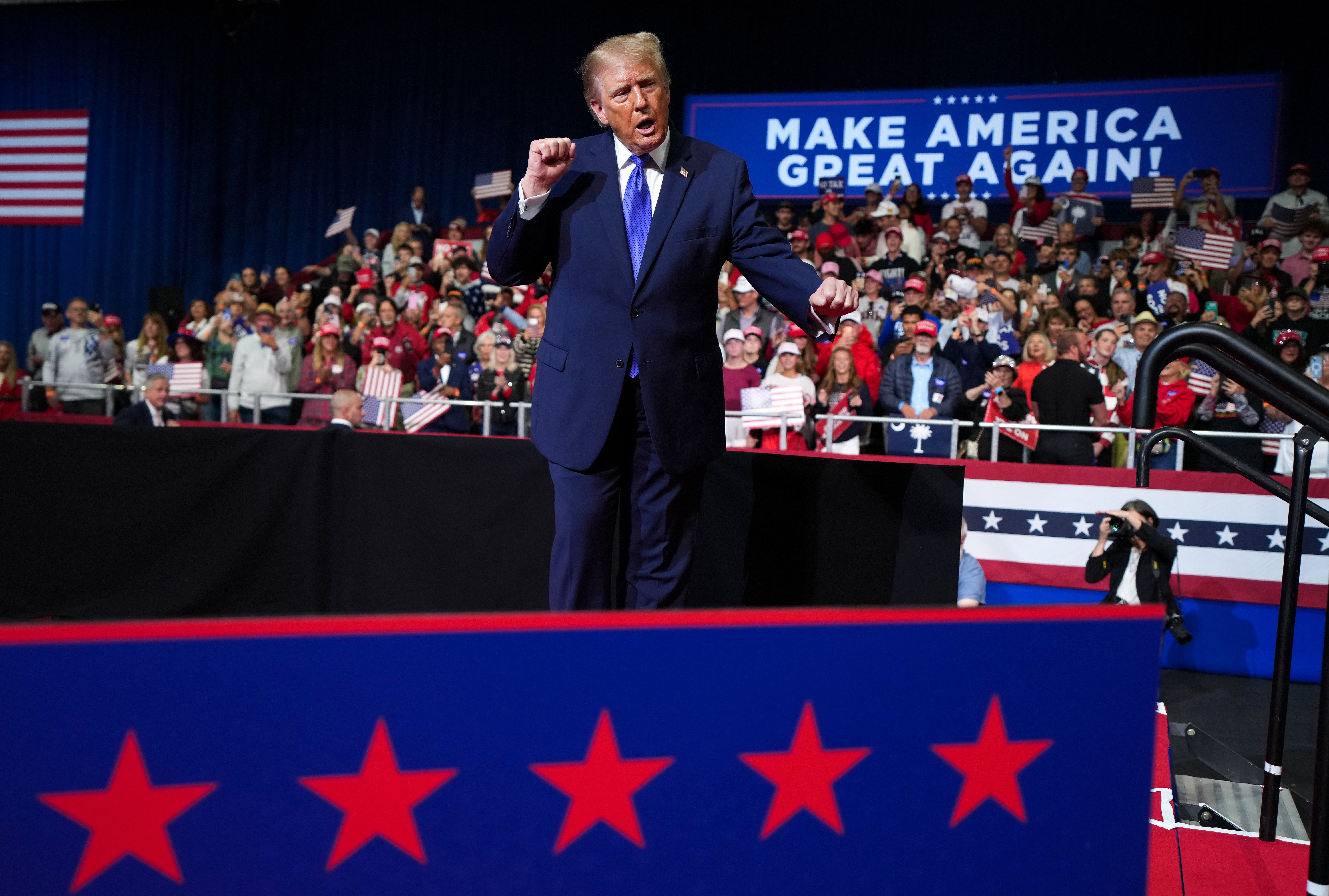 Trump i drugi čelnici GOP-a bili su u kampanji, okupljajući se u državama na bojnom polju od Texasa do Ohia, Iowe, Aljaske i šire.