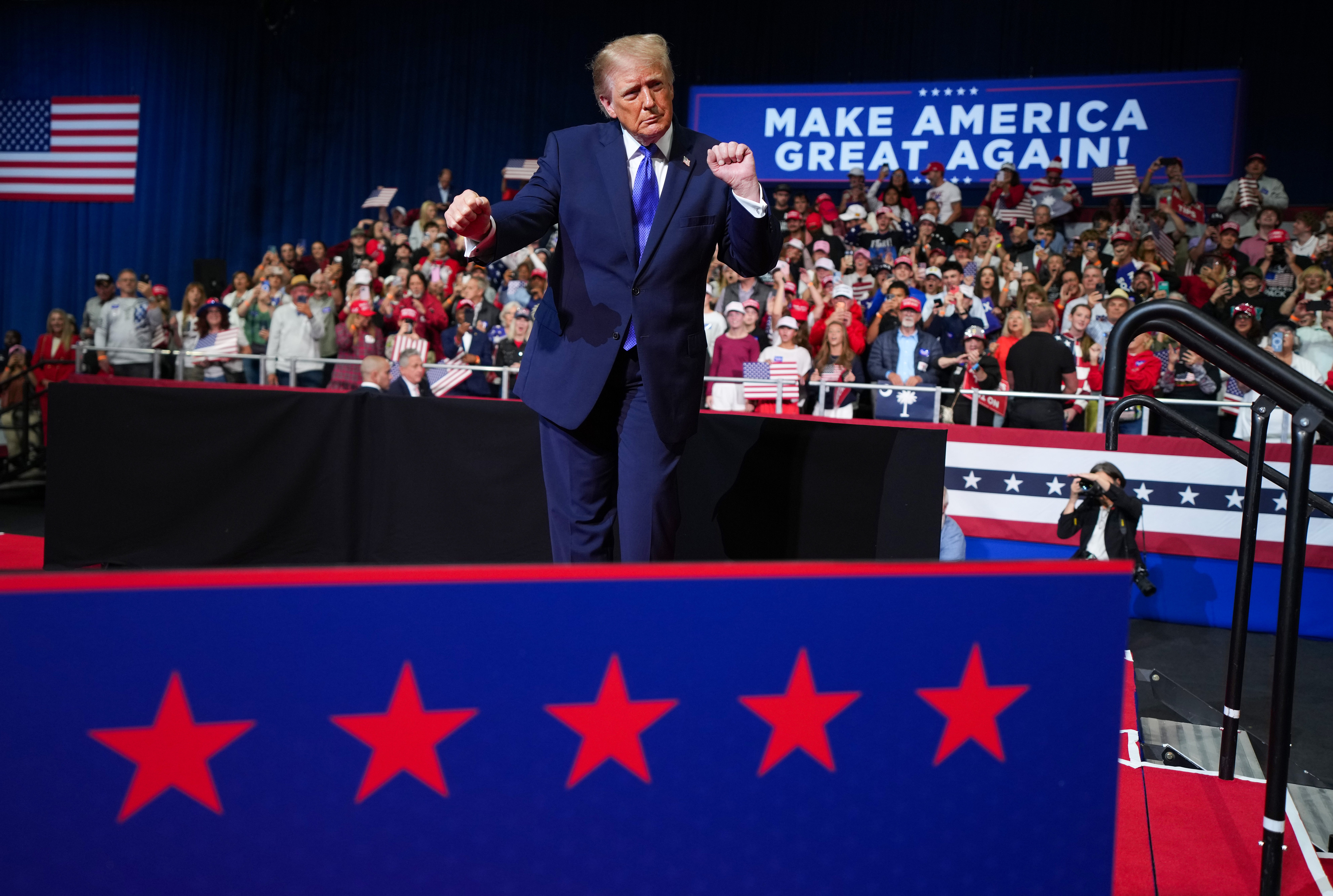 Predsjednik Donald Trump promijenio je kurs i sada će održati skupove usred mandata u Kansasu i Iowi ovog vikenda nakon što ga je novinar prozvao da ih je otkazao, prema izvješćima