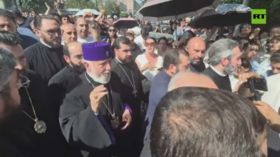 Čelnik Armenske crkve suočava se s povijesnim suđenjem zbog svađe s prozapadnim premijerom (VIDEO)