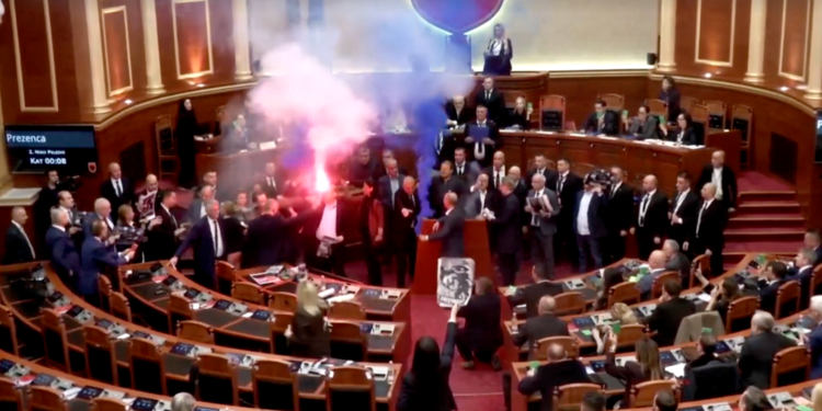 Albanski parlament prekinut jer je Berisha palio baklje u sali