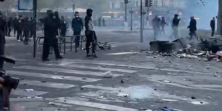 Apokaliptični prizori s ulica Pariza: Evo kako izgleda nakon silovitih nereda