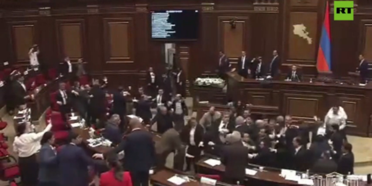 Armenski parlament izbio u masovnu tučnjavu (VIDEO) — RT Rusija i bivši Sovjetski Savez