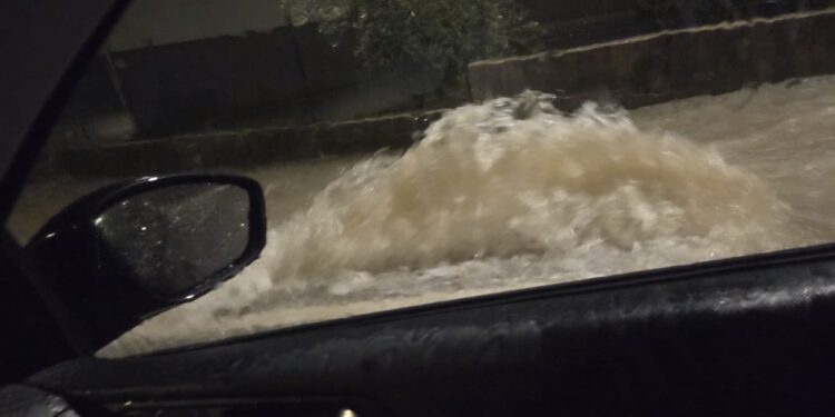 Automobil upao u šaht: Vatrogasci imaju desetke intervencija zbog nevremena u Splitu i okolici