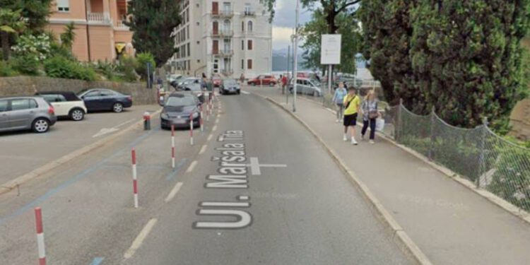 Bježao policiji u Opatiji pa se zabio u drvo