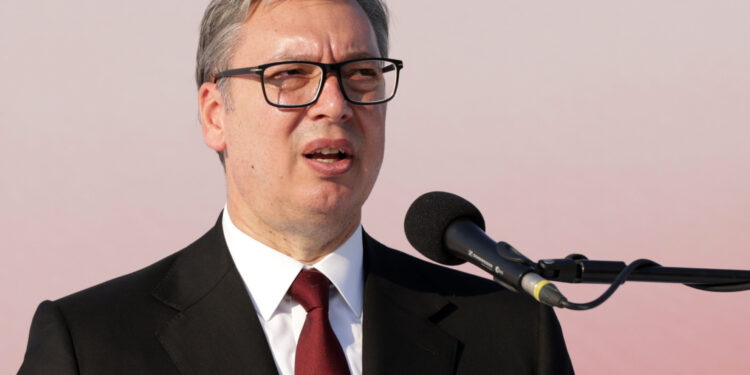 Bogataš nudi 50 000 dolara za informacije: ‘Želim znati koga je Vučić pomilovao’