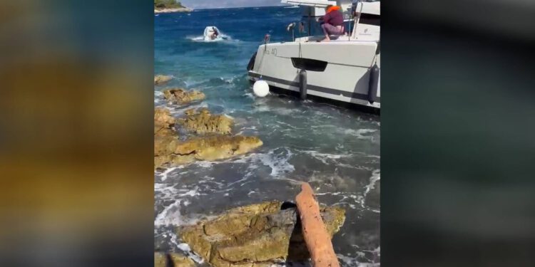 Bura ih bacila na stijene, izbjegnuta tragedija i onečišćenje