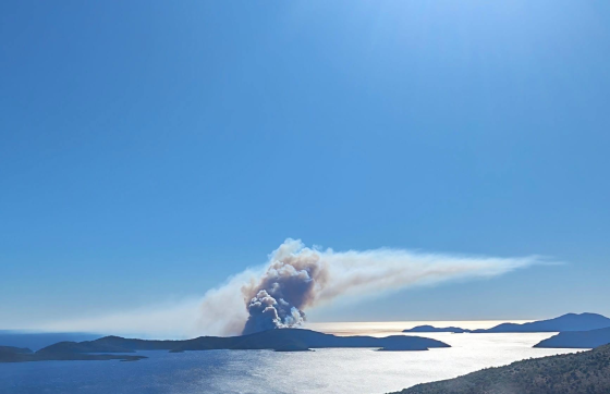 Bura otežava gašenje požara na Jakljanu, kanaderi se morali povući, vatrogasci ostaju na otoku cijelu noć