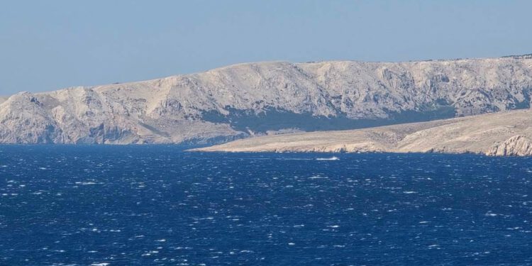 Bura pod Velebitom i na jugu poslijepodne u slabljenju