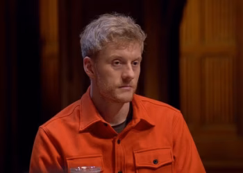 Celebrity Traitors bačeni su u kaos jer je James Acaster PROGNAN nakon što je otkrio svoj pravi identitet u dosad najvećem obratu serije – ostavljajući Mayu Jamu i Kinga Kennyja na vatrenoj liniji uoči finala