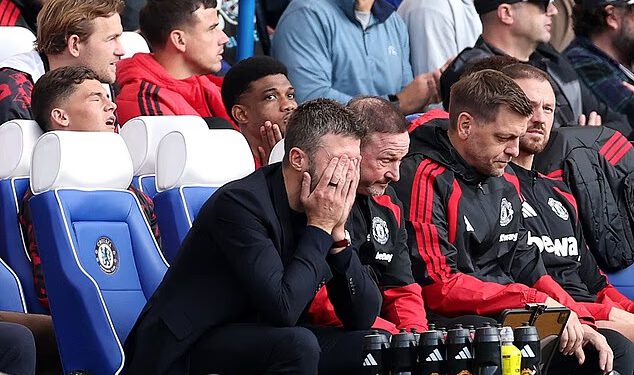 Chelsea je zadao još jada Manchester Unitedu pobjedom od 2-0 dok je Michael Carrick bliži otkazu nakon što je crveni karton Lisandra Martineza izazvao kolaps Stamford Bridgea