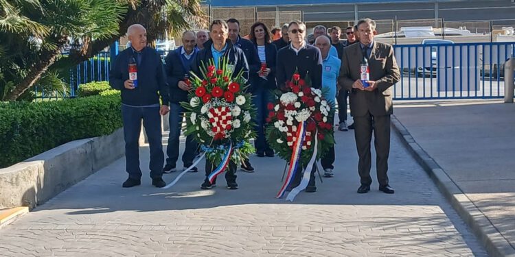 Članovi Udruge dragovoljaca i veterana Domovinskog rata Dalmacijacement odali počast poginulim braniteljima