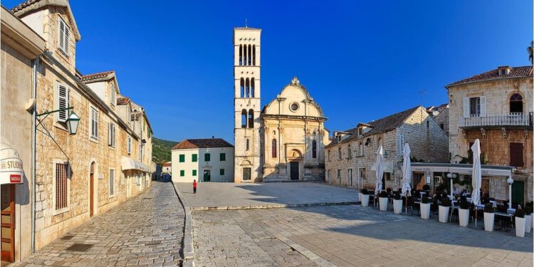 Dramatično upozorenje s Hvara: Povijesne zidine mogle bi se urušiti, stanovnici upozoreni na opasnost!