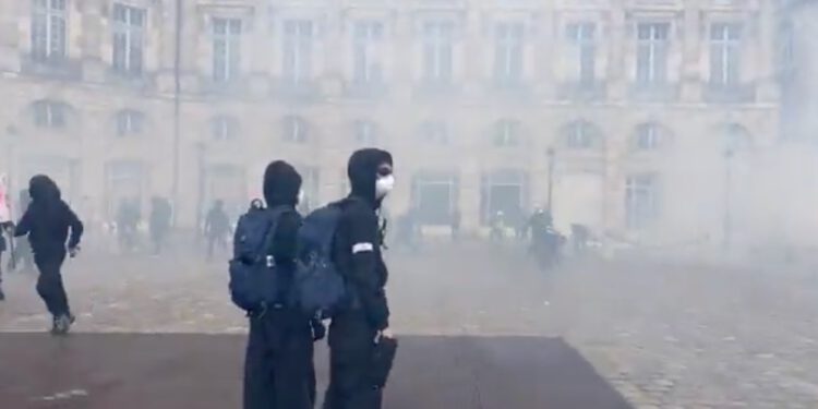 Europa gori: Vojska na ulicama, napadnuta policija
