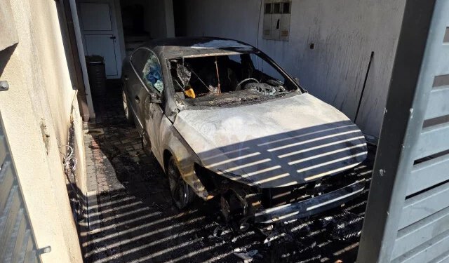 Evo kako izgleda automobil koji je noćas gorio na Rudniku u Mostaru
