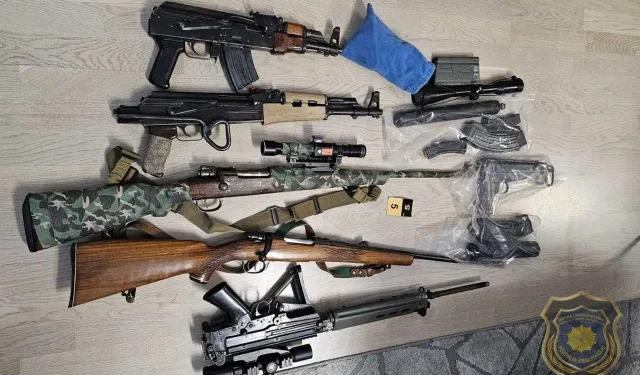 FOTO Akcija ‘Jezero’ u Sarajevu: Uhićene dvije osobe, pronađene snajperske puške, UZI i više od 10 kilograma raznih droga
