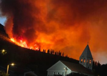 FOTO I VIDEO Drama na jugu Dalmacije: Požar se širi iznad Podrujnice, vatrogasci nastoje zaštititi kuće