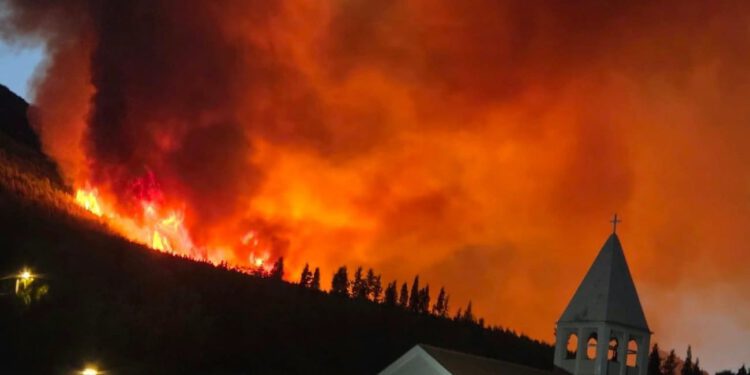 FOTO I VIDEO Drama na jugu Dalmacije: Požar se širi iznad Podrujnice, vatrogasci nastoje zaštititi kuće