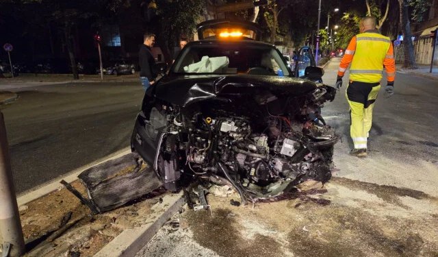FOTO Mostar: Dva Audija se sudarila, uništeni semafor i ograda škole