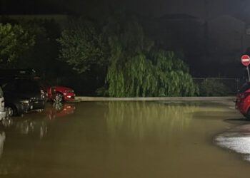 FOTO Pogledajte poplavljeno parkiralište u Podstrani, vatrogasci interveniraju