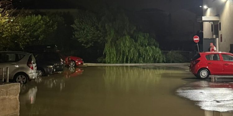 FOTO Pogledajte poplavljeno parkiralište u Podstrani, vatrogasci interveniraju
