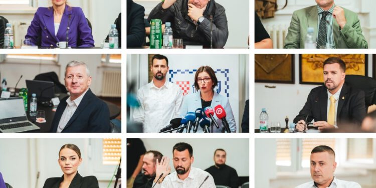 FOTO Pogledajte splitske vijećnike iz drugog kuta! Evo kako su se “sredili” za burnu sjednicu u Banovini