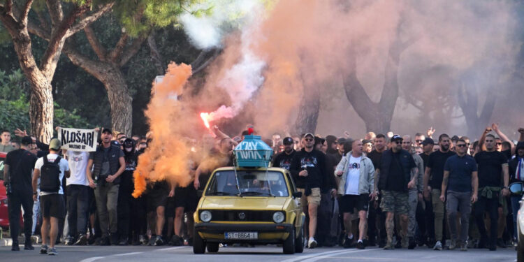 FOTO Policija objavila fotografije torcidaša koje traži