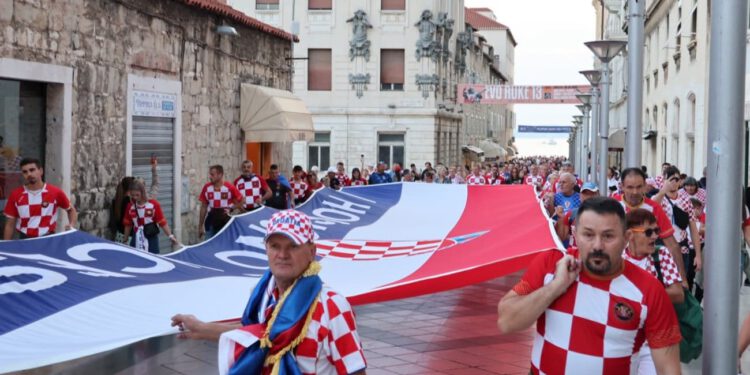 FOTO Rijeke navijača u centru Splita: Ogromna zastava krenula gradom, sve je spremno za Vatrene