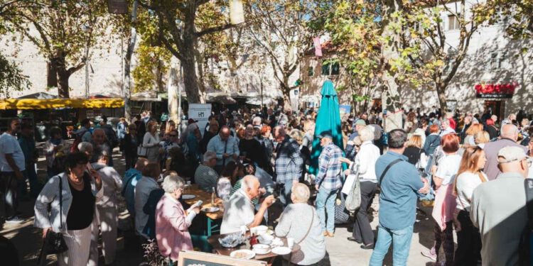 FOTO Splitski Pazar jutros u znaku različitih kultura: Tradicionalna jela i mirisi privukli pozornost, donosimo galeriju