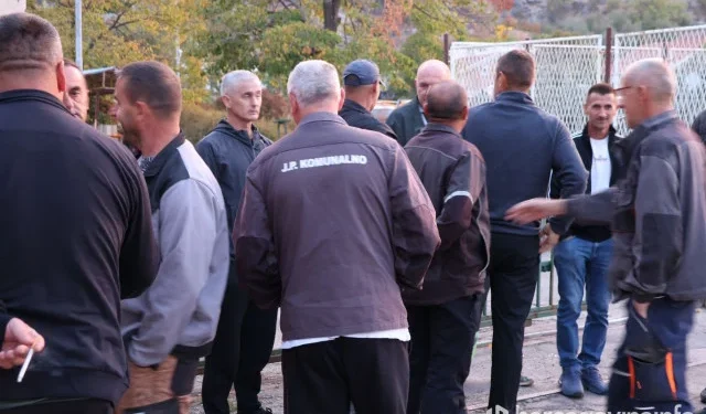 FOTO Sud ih vratio na posao: 19 otpuštenih radnika jutros pred kapijom mostarskog Komunalnog