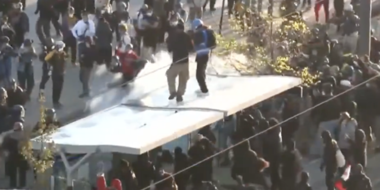 Francuska pod opsadom policije: Izbio požar, zapaljen policajac?