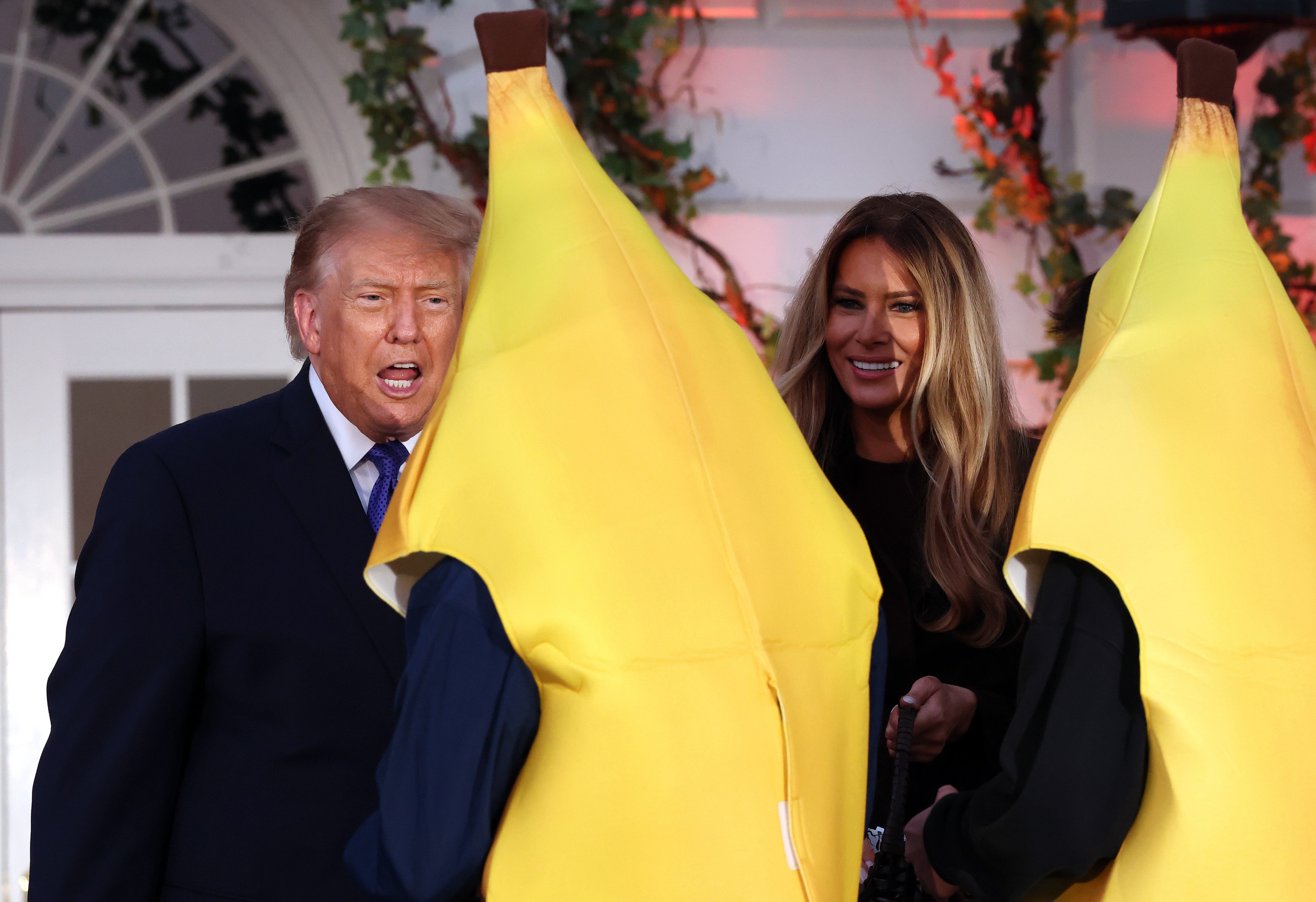 Iako nije bilo zapaženih kostima Miniona koji su pozdravljali Trumpove u Bijeloj kući, koja je bila ukrašena bundevama i jesenjim lišćem, bilo je nekoliko Trick-or-Treatera odjevenih u omiljenu poslasticu pristaša - bananu