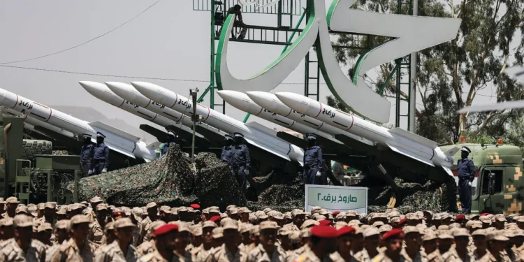 Hutisti nastavljaju lansirati rakete na saudijska naftna postrojenja i zračne luke