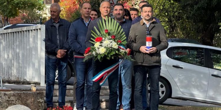 Izaslanstvo HDZ-a Sinj odalo počast poginulim braniteljima i preminulim sugrađanima