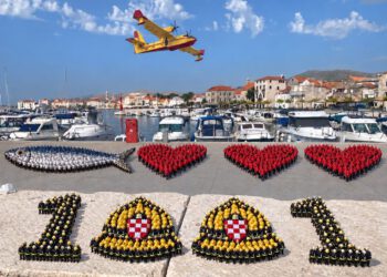 KAŠTEL STARI – 1000. i 1001. Milenijska fotografija Šime Strikomana: “Posvećene srdeli i vatrogascima”