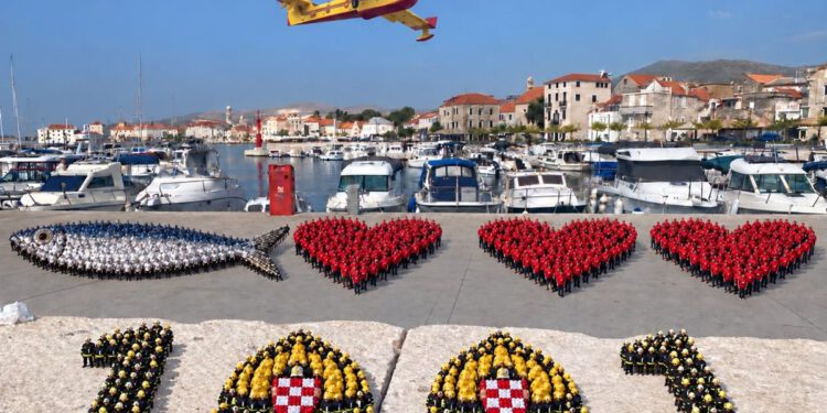 KAŠTEL STARI – 1000. i 1001. Milenijska fotografija Šime Strikomana: “Posvećene srdeli i vatrogascima”