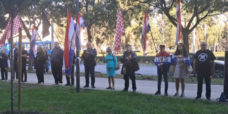 Keleminec s ekipom došao pred stan Katarine Peović: Nastao totalni šou, ona im otpjevala pjesmu
