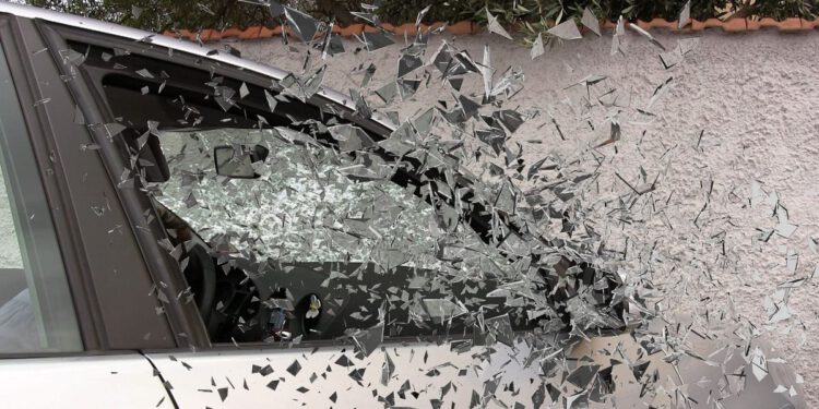 Kod Zadra presreli Nizozemca na cesti pa mu oštetili automobil