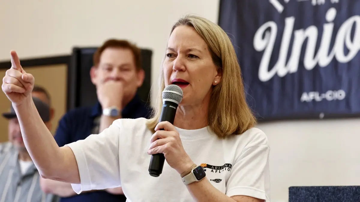 PHOENIX, ARIZONA - 2. STUDENOGA: Glavni državni odvjetnik Arizone Kris Mayes govori na otvaranju kampanje Arizona AFL-CIO GOTV (Izađi na glasanje) s članovima sindikata i pristašama 2. studenog 2024. u Phoenixu, Arizona. Događaj je istaknuo potporu prijedlogu 139 koji bi kodificirao 'temeljno pravo na pobačaj' u swing saveznoj državi Arizoni s još tri dana do dana izbora.