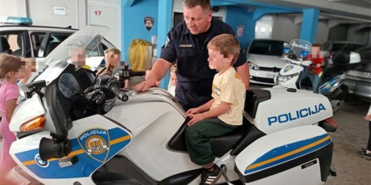 Mališani iz vrtića Pčelica na jedan dan postali policajci: Oduševili ih motocikl i policijsko vozilo