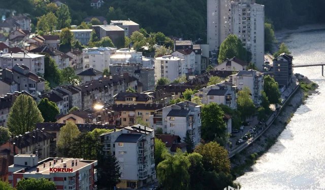 Mladi policajci i medicinski timovi spasili ženu u centru Konjica